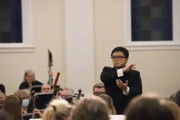 Yoshiaki Onishi (conducting) — photo © 2022 by Allison Davis