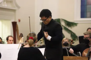 Yoshiaki Onishi (conducting) — photo © 2022 by Allison Davis