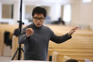 Yoshiaki Onishi (conducting) — photo © 2023 by Allison Davis